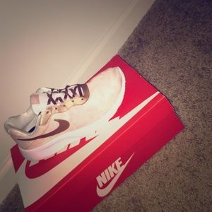 Pink & White Nike’s ❣️